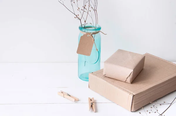 Composition élégante minimale avec vase turquoise et boîtes artisanales — Photo