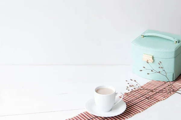 ターコイズ ブルー ボックスとコーヒー カップが最小限のエレガントな組成 — ストック写真