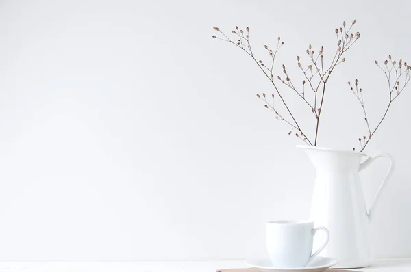 Minimale elegante compositie bij koffie cup en witte vaas — Stockfoto