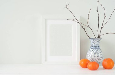 Mandalina ve vazo ile en az zarif kompozisyon