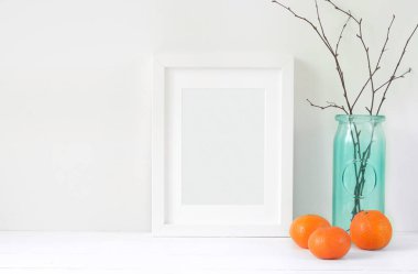 Mandalina ve vazo ile en az zarif kompozisyon