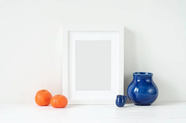 Composição elegante mínima com tangerinas e vaso — Fotografia de Stock