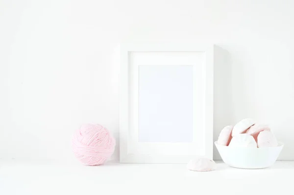 Mockup quadro branco com marshmallows rosa — Fotografia de Stock