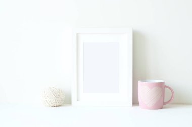 Beyaz bir çerçeve ve pembe ranunculos tarz mockup