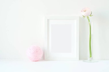 Beyaz bir çerçeve ve pembe ranunculos tarz mockup