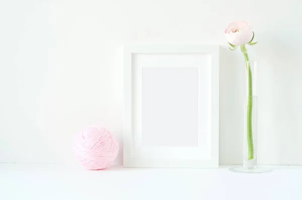 Mockup estilo com moldura branca e ranunculos rosa — Fotografia de Stock