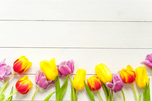 Tulipany na biały drewno — Zdjęcie stockowe