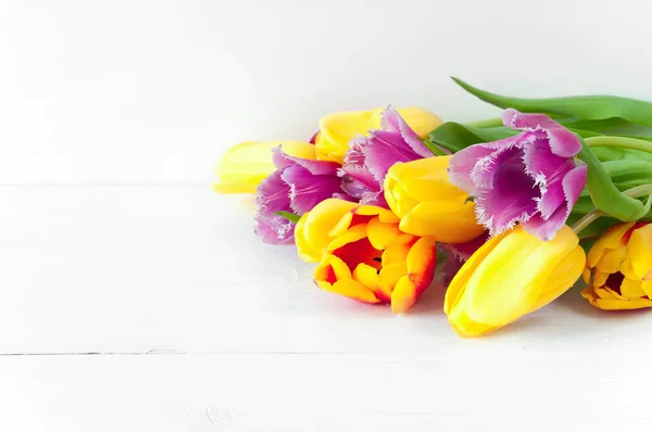Tulipany na biały stół z drewna — Zdjęcie stockowe