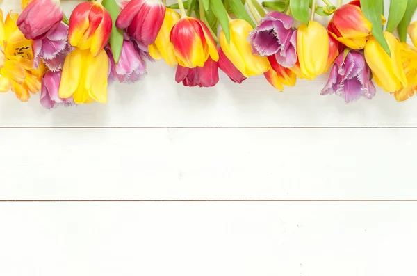 Tulipany na biały drewno. Tło — Zdjęcie stockowe