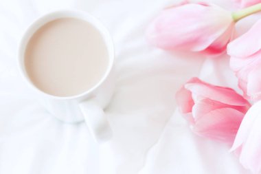 Kadının iş yerinde yatakta. Üstten Görünüm. Kahvaltı