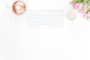 Beyaz arka plan üzerinde Pembe Lale ile tarz flatlay