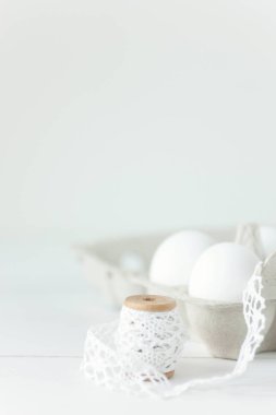 Ahşap arka planda paskalya yumurtaları