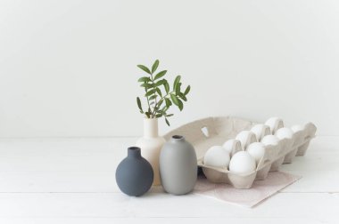 Paskalya yumurtaları ve vazes