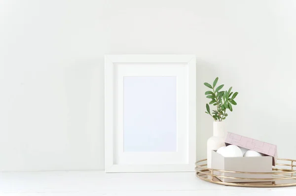 Mockup quadro branco com composição de Páscoa — Fotografia de Stock