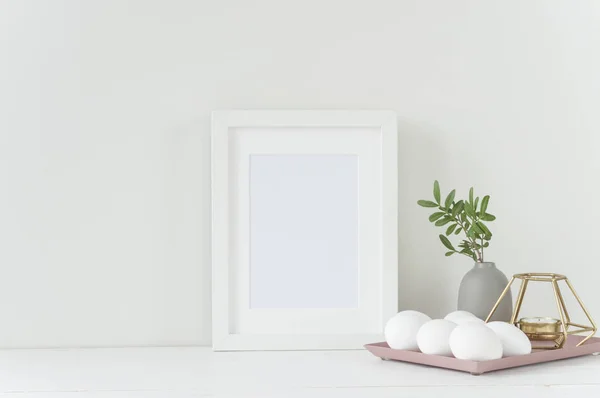 Mockup quadro branco com composição de Páscoa — Fotografia de Stock