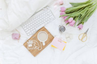 Kadının iş yerinde yatakta. Üstten Görünüm. Kahvaltı