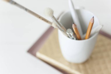 Altın defter ve pembe tepsi kompozisyon