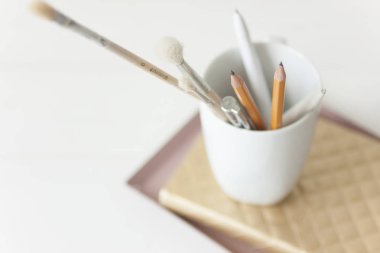 Altın defter ve pembe tepsi kompozisyon