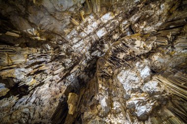 Yunanistan, Girit Melidoni mağara