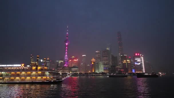Çin, gökdelenler Shanghai, Huangpu Nehri ve gece gemi — Stok video