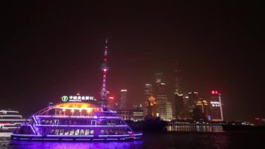 Çin, Shanghai. Gökdelenler Shanghai, Huangpu Nehri ve gece gemi