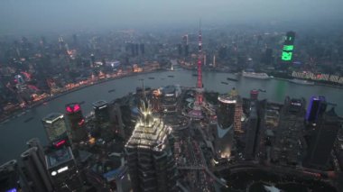 Şangay Dünya Finans Merkezi üst görünümden geceleri. 474 metre.