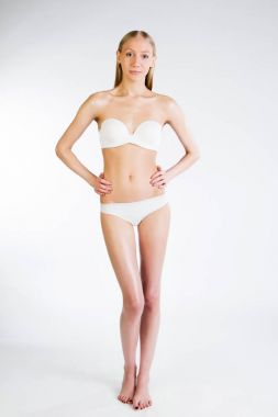 Beyaz arka plan üzerinde güzel ince kız