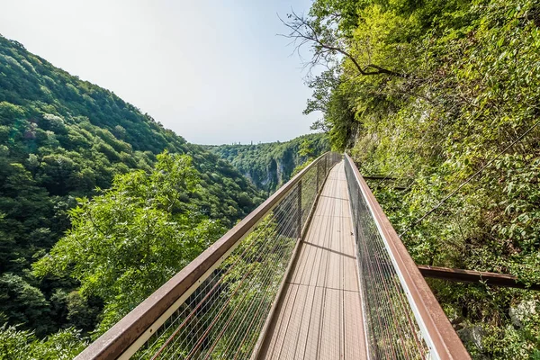 Okatse Canyon, Georgia, turistaút felett a kanyon — Stock Fotó