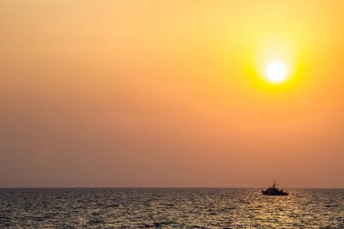 Günbatımı denizde bir gemi