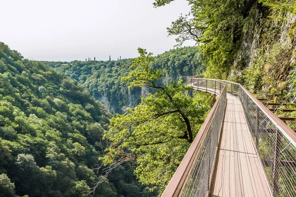 Okatse Canyon, Geórgia, trilha de caminhada acima do desfiladeiro — Fotografia de Stock