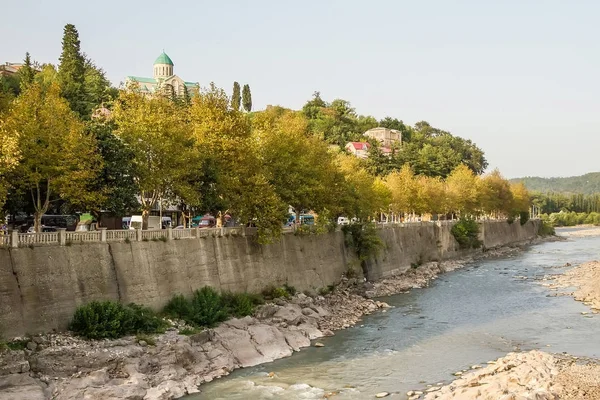 Rzeka Rioni i Katedry Bagrati, Kutaisi, Gruzja — Zdjęcie stockowe