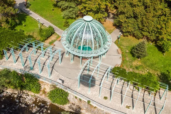 Manantial de Borjomi de agua mineral, vista desde arriba, Georgia — Foto de Stock