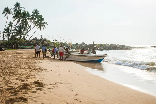 Des pêcheurs sur une plage tropicale poussent le bateau, Sri Lanka — Photo