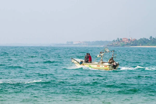 Pescadores salen al océano en un pequeño barco — Foto de Stock