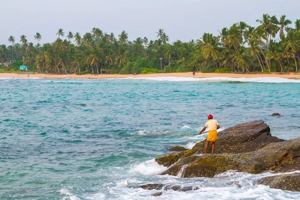 漁師は、熱帯のビーチに魚をキャッチします。 — ストック写真