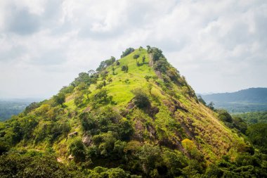 Dambulla mağara Tapınağı, Sri Lanka yakınındaki dağ