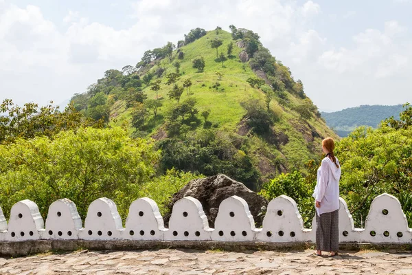丹布拉山附近的女孩, 斯里兰卡的洞穴寺 — 图库照片