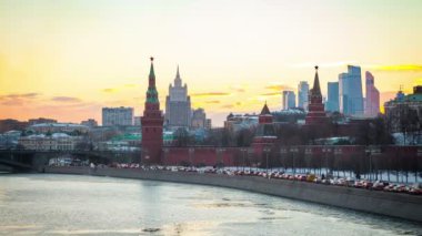 Rusya, Moskova şehri, Kremlin, Dışişleri Bakanlığı ve Moscow City gökdelen günbatımında bina. 5k Video