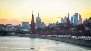 Rusya, Moskova şehri, Kremlin, Dışişleri Bakanlığı ve Moscow City gökdelen günbatımında bina. 5k Video