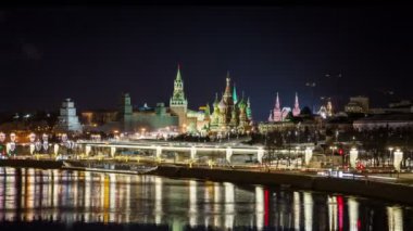 Kremlin, Aziz Basil Katedrali, Zaryadye Park ve asma köprü akşamları, Moskova, Rusya Federasyonu. 5k Video