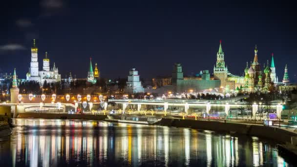 克里姆林宫 圣罗勒大教堂 Zaryadye 公园和吊桥在晚上 莫斯科 俄罗斯 时间圈 — 图库视频影像