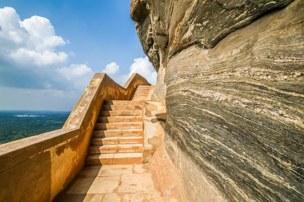 Escaleras a la montaña Sigiriya, Sri Lanka — Foto de Stock