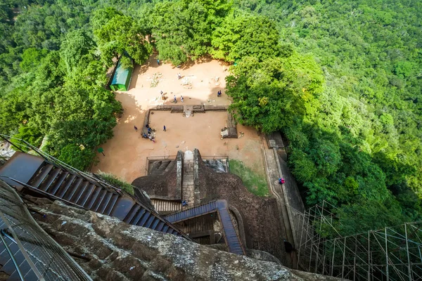 Escaleras a la montaña Sigiriya, Sri Lanka — Foto de Stock