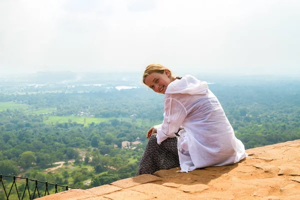 美丽的女孩在山顶锡吉里亚, 斯里兰卡 — 图库照片