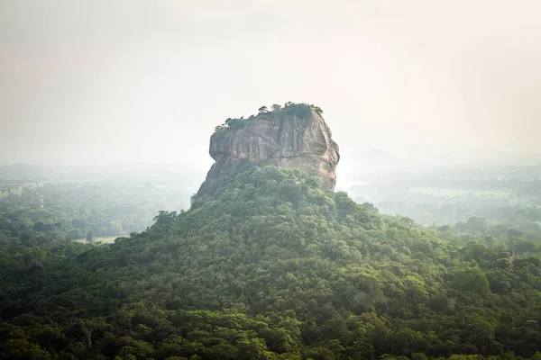 Sigiriya (Lion Rock), Sri Lanka. Vista desde Pidurangala Rock — Foto de Stock