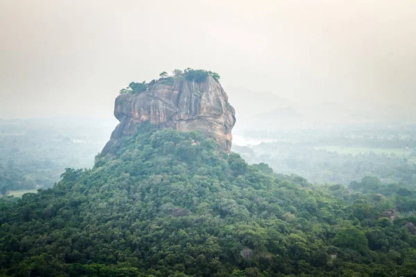 Sigiriya (Lion Rock), Sri Lanka. Vista desde Pidurangala Rock — Foto de Stock