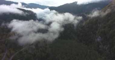 Bulutların arasında güzel dağlar. Bulutlarda yüksek irtifada hava aracı uçuşu