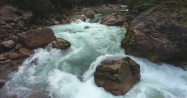 Dağ nehri deresinde bir girdap. Hava aracı uçuşu