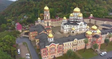 Yeni Athos Manastırı. Akhali Atoni, Abhazya. Abhazya 'nın ana manastır kompleksi. Hava aracı uçuşu