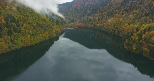 Красивое Горное Озеро Реликтовом Национальном Парке Облаках Авиационный Беспилотный Полёт — стоковое видео